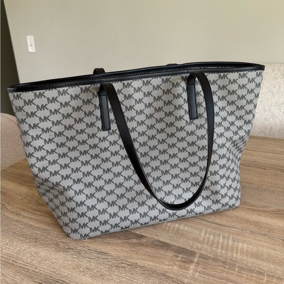 Michael Kors Black and Gray Signature Emry Tote - Picture 4 of 13